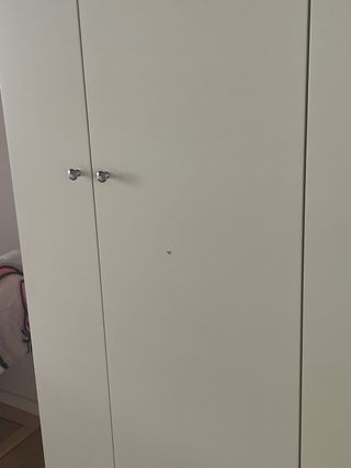 Armario blanco con cajones tiene un toque