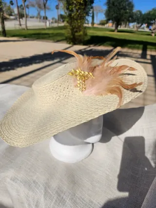 Pamela beige y dorada con plumas rosas