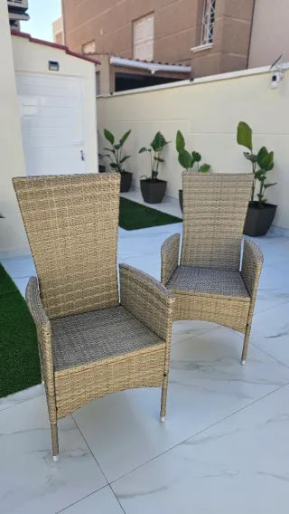 Dos sillones de jardín con respaldo reclinable.