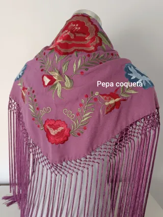 Mantoncillo malva bordado