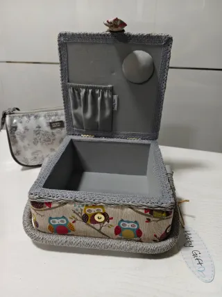 Caja de costura compacta con asa y tela de búhos