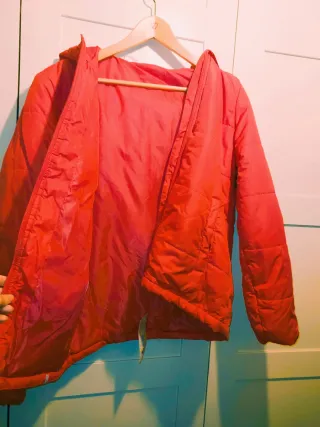 Chaqueta liviana impermeable roja