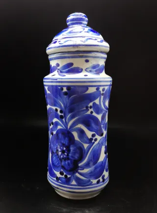 Antiguo albarero de cerámica con motivos florales