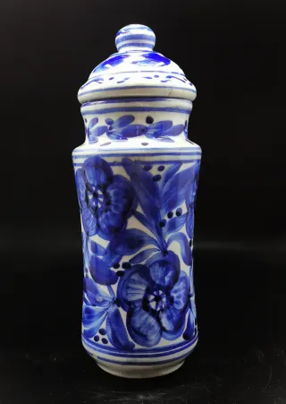 Antiguo albarero de cerámica con motivos florales