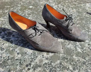 Zapatos de ante grises para mujer.