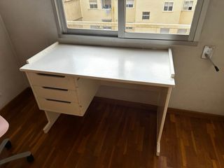 Escritorio blanco con cajones