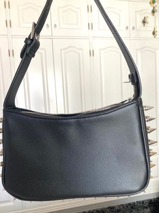 Bolso Misako negro con pinchos plateados