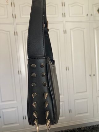 Bolso Misako negro con pinchos plateados
