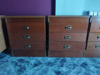 Cómoda y mesitas de noche de madera