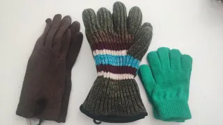 Set di accessori invernali: guanti, sciarpe, fazzoletti, berretti