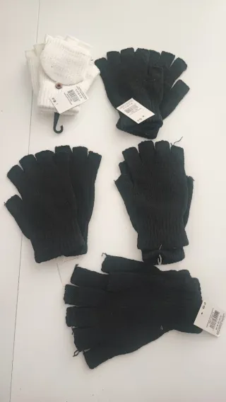 Set di accessori invernali: guanti, sciarpe, fazzoletti, berretti