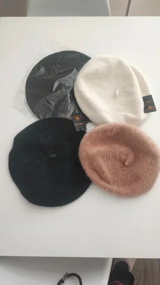 Set di accessori invernali: guanti, sciarpe, fazzoletti, berretti