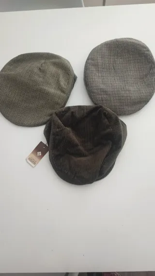 Set di accessori invernali: guanti, sciarpe, fazzoletti, berretti