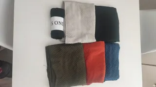 Set di accessori invernali: guanti, sciarpe, fazzoletti, berretti