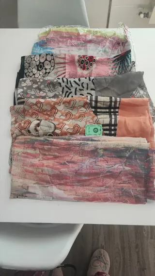 Set di accessori invernali: guanti, sciarpe, fazzoletti, berretti