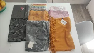 Set di accessori invernali: guanti, sciarpe, fazzoletti, berretti