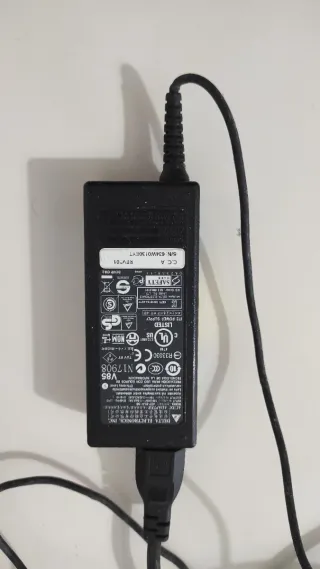 Portátil Acer averiado con cargador original.