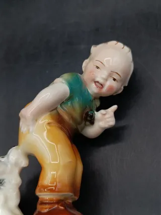 Figura niño con perro porcelana alemana