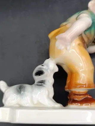 Figura niño con perro porcelana alemana