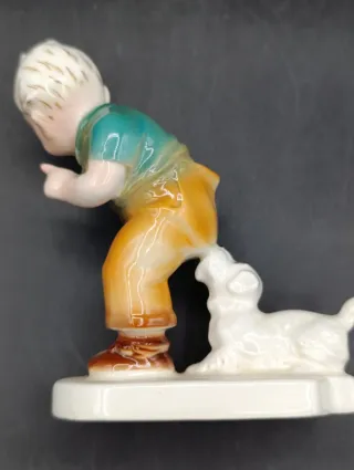 Figura niño con perro porcelana alemana