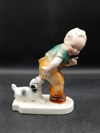 Figura niño con perro porcelana alemana
