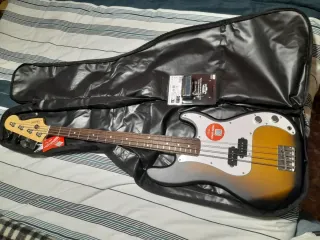 Bajo Eléctrico Squier + Amplificador Vox