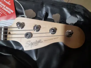 Bajo Eléctrico Squier + Amplificador Vox