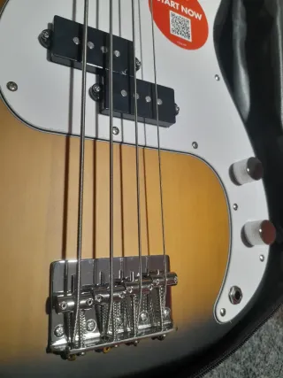 Bajo Eléctrico Squier + Amplificador Vox