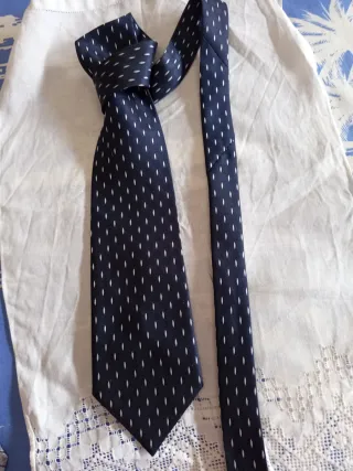 Corbata de caballero azul con puntos blancos