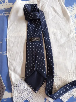 Corbata de caballero azul con puntos blancos
