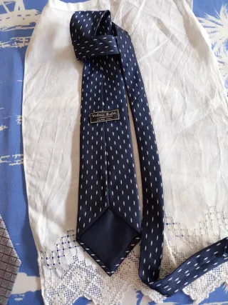 Corbata de caballero azul con puntos blancos