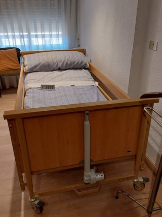 Cama articulada nueva y silla para ducha.