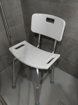 Cama articulada nueva y silla para ducha.