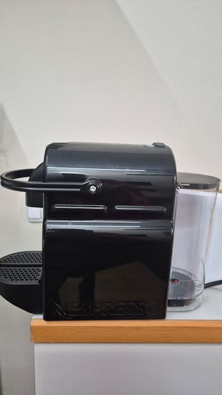 Cafetera Nespresso Inissia Delonghi Negra