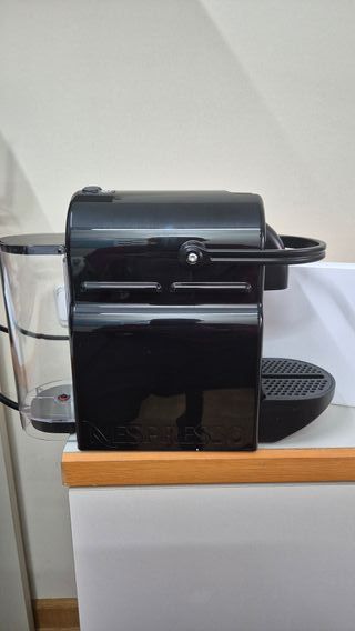 Cafetera Nespresso Inissia Delonghi Negra