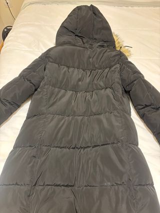 Abrigo Zara Negro con Capucha y Pelo.