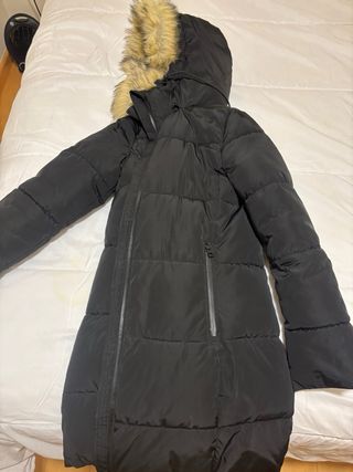 Abrigo Zara Negro con Capucha y Pelo.