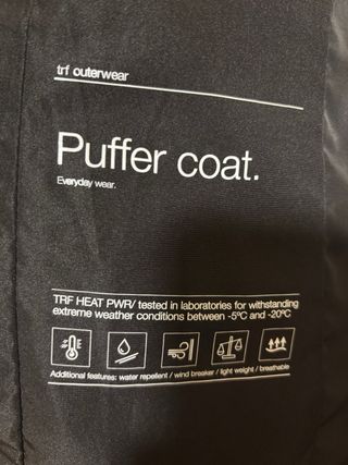 Abrigo Zara Negro con Capucha y Pelo.