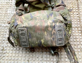 Mochila campaña Altus pixelada boscosa