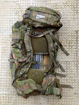 Mochila campaña Altus pixelada boscosa