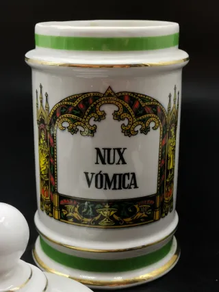 Albarero antiguo de farmacia y cerámica Nux Vómica