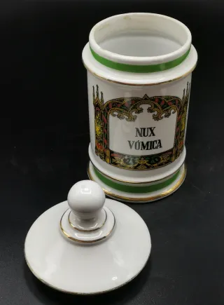 Albarero antiguo de farmacia y cerámica Nux Vómica