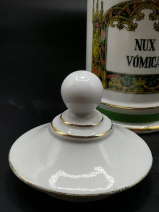 Albarero antiguo de farmacia y cerámica Nux Vómica