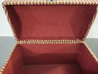 Baúl antiguo forrado de tela