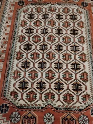 Alfombra de lana beige y marrón