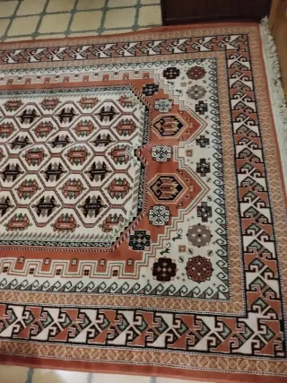 Alfombra de lana beige y marrón