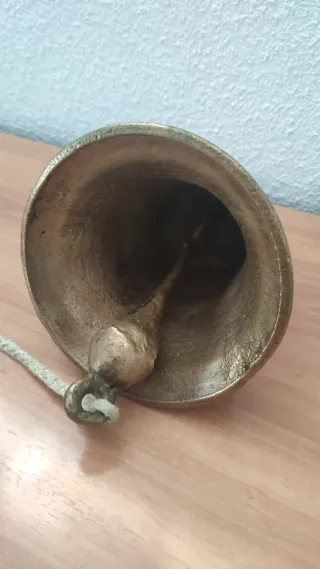 Campana bronce antigua Cristo estrellas