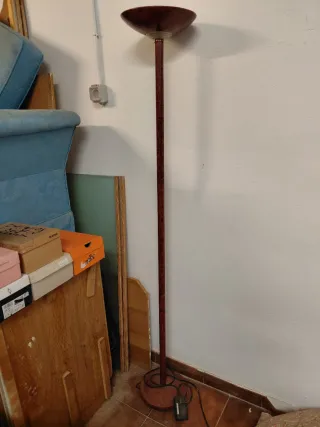 Lámpara de pie marrón
