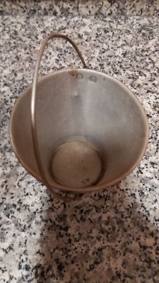 Cubo pequeño antiguo