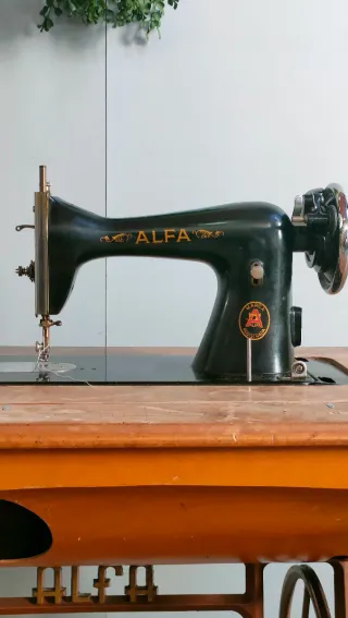 Máquina de coser antigua Alfa con pie